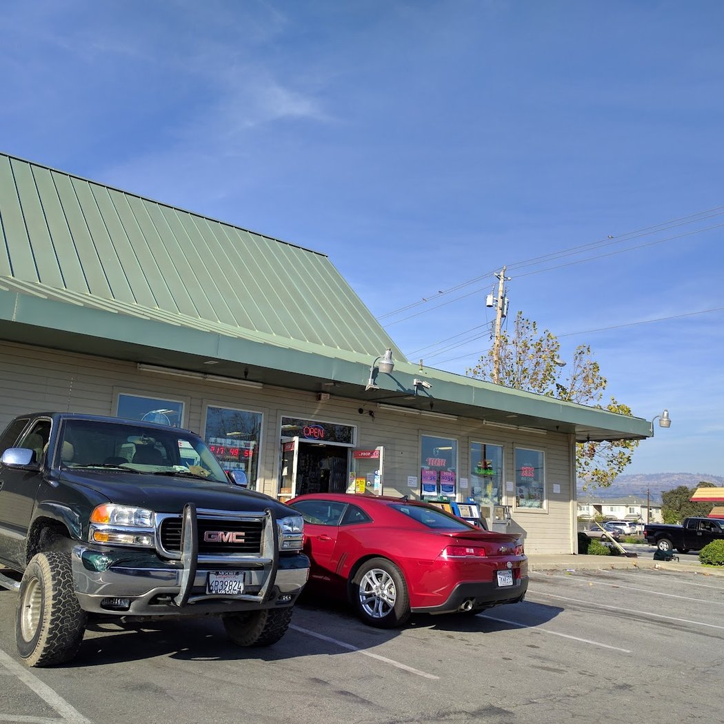 Paul's Liquor & Market 1