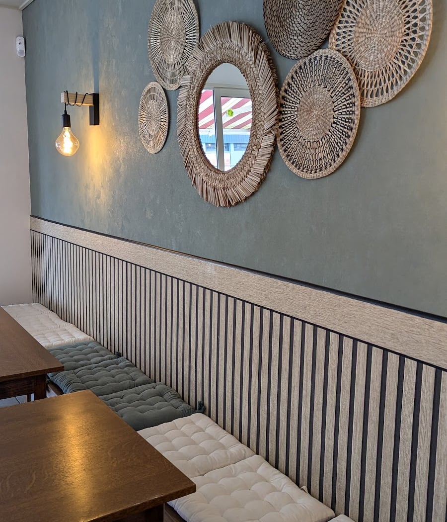 Costa's pizzeria restaurant 2