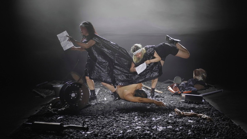 Luftmasse. Performance von Paper Tiger Theater Studio
