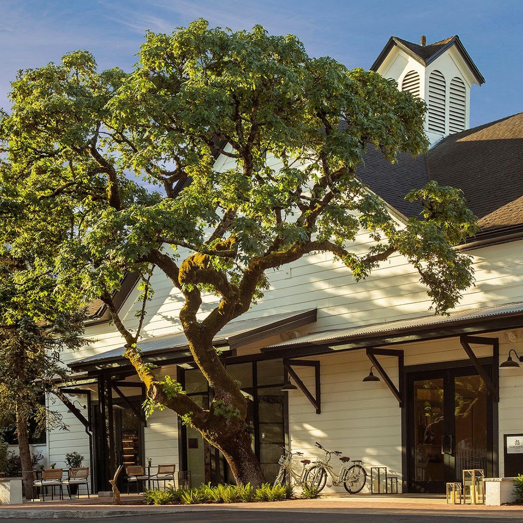 The Porch at MacArthur Place 3