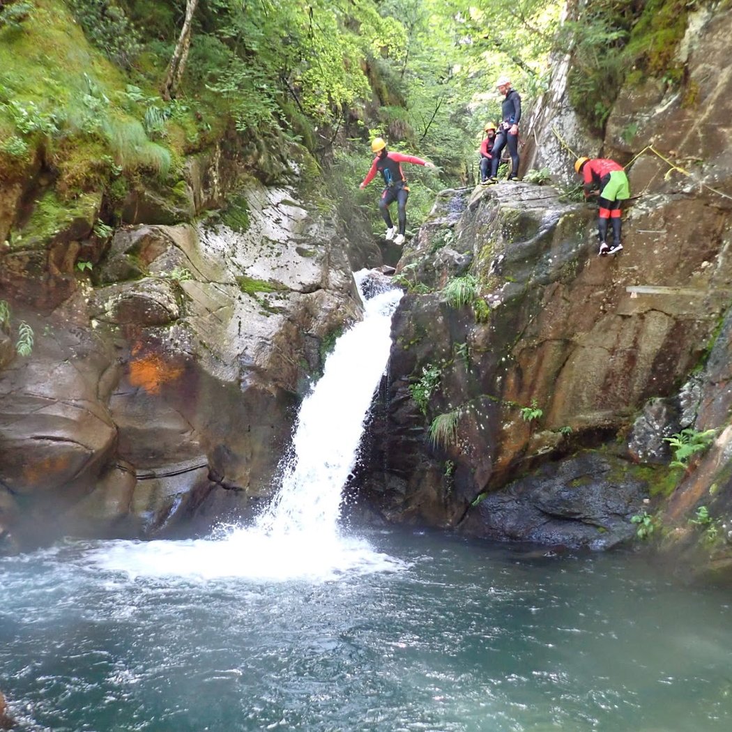 Passion Montagne: canyoning, raquettes, randonnée et marche nordique à Luchon 2