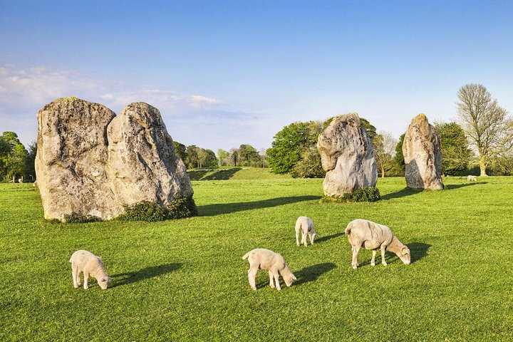 Bath, Avebury Stone Circle & Lacock Small-Group Tour from London