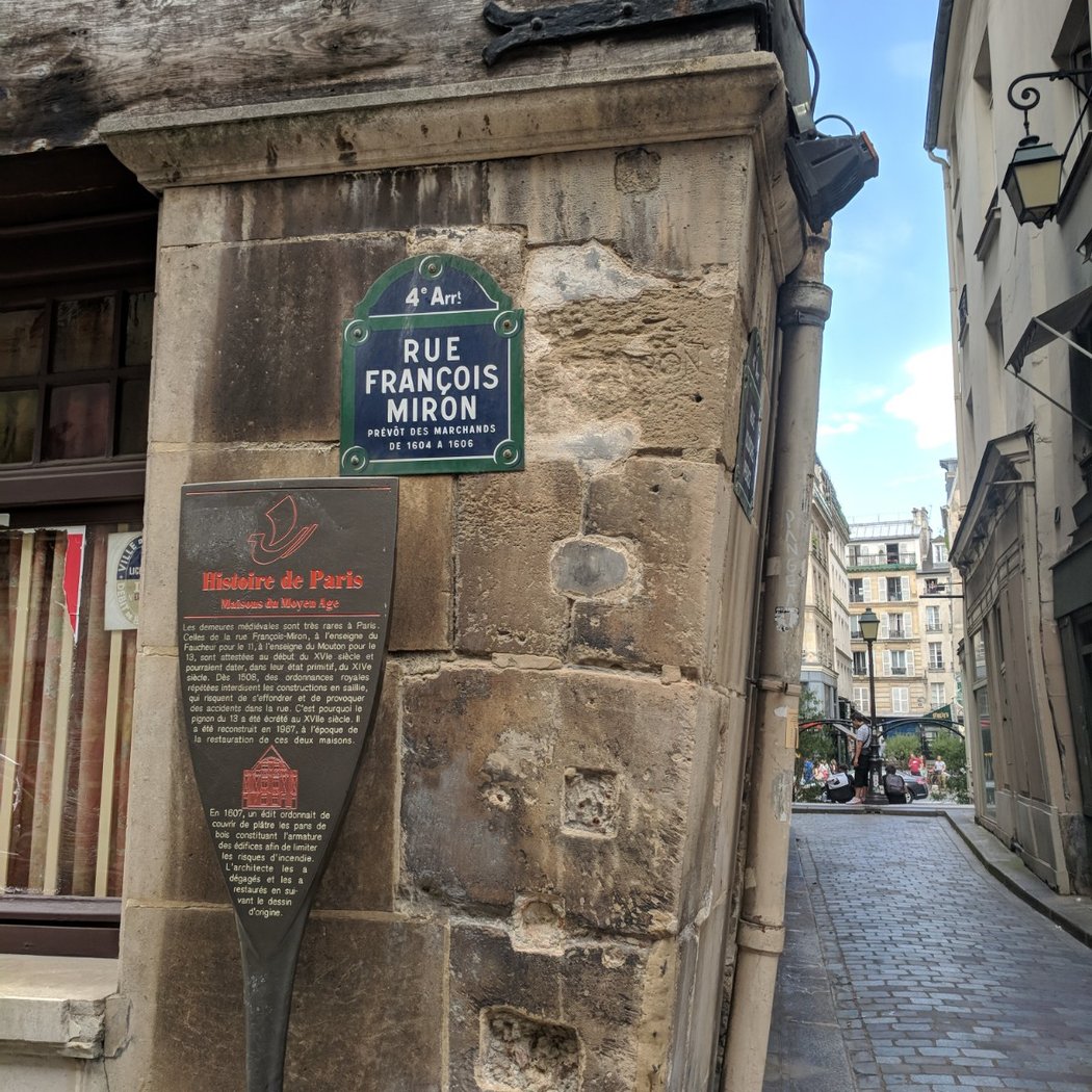 Rue François Miron 2