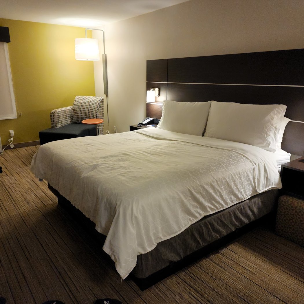 Holiday Inn Express & Suites Belmont by IHG 2