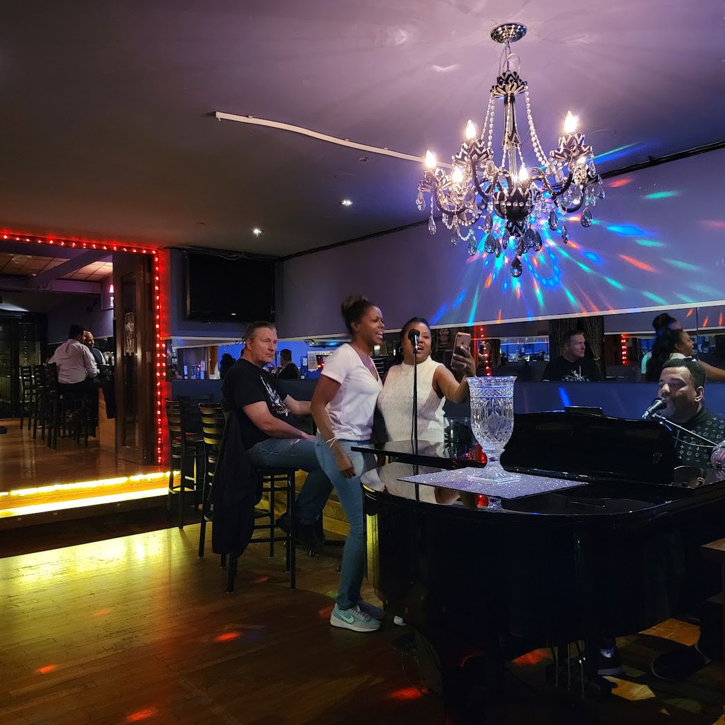 Piano bar 1
