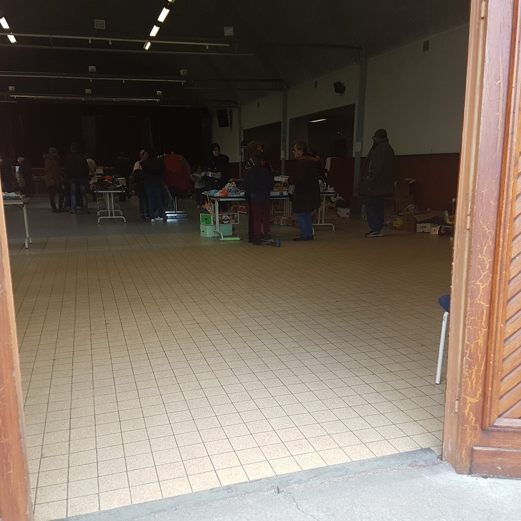 Braderie solidaire du secours populaire français 3