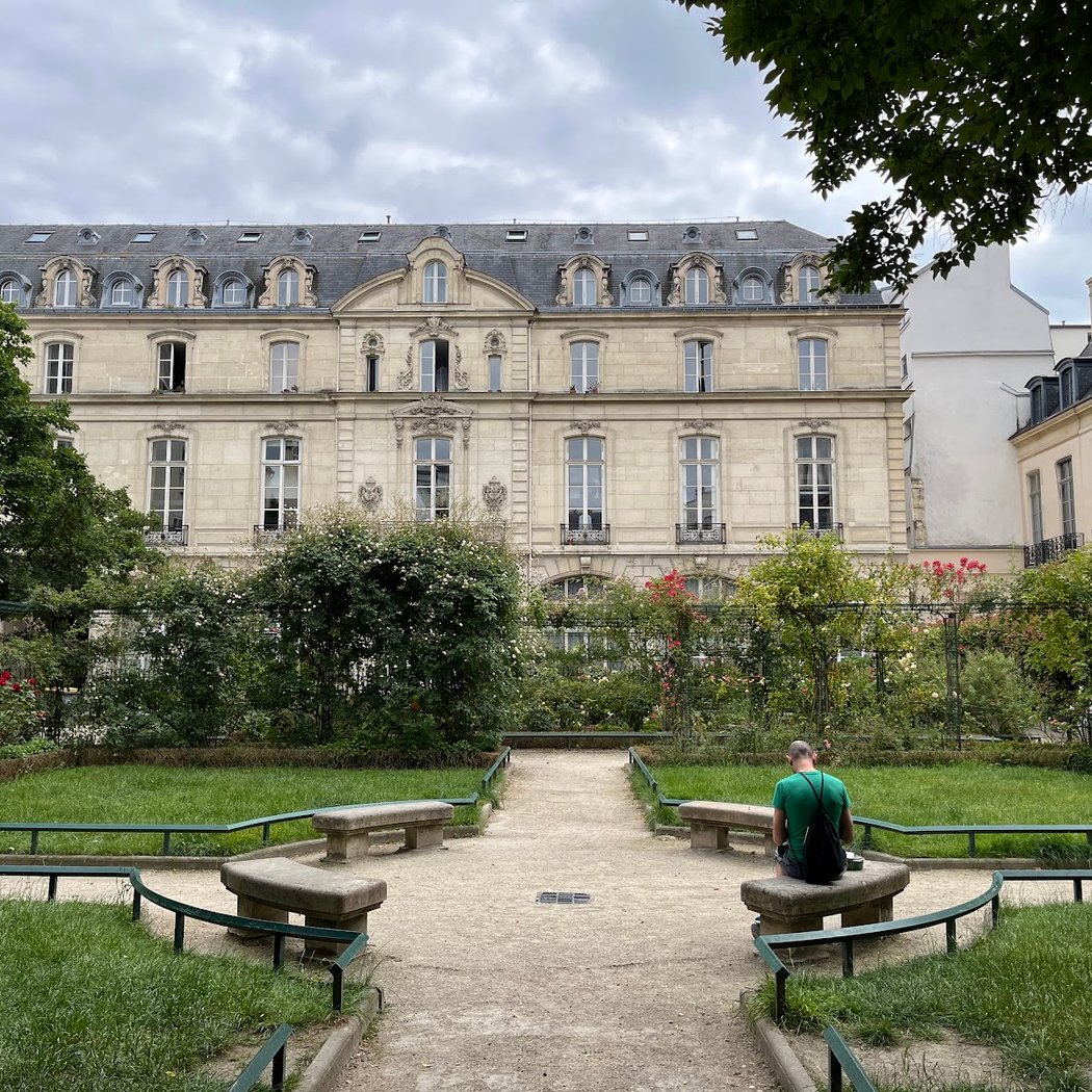 Square Saint-Gilles du Grand Veneur 2
