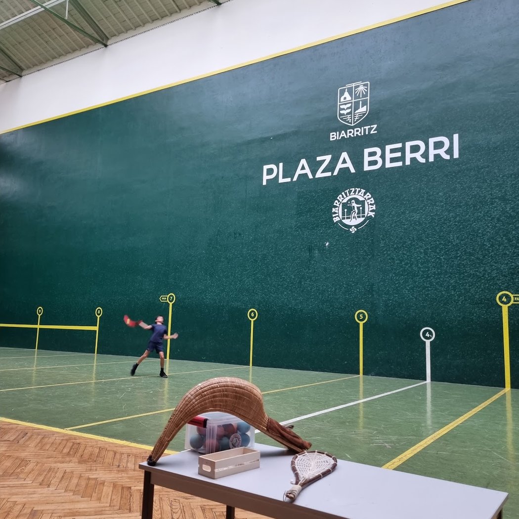 Pelote Basque à Plaza Berri – Ados Pilota – Main nue féminine professionnelle 3