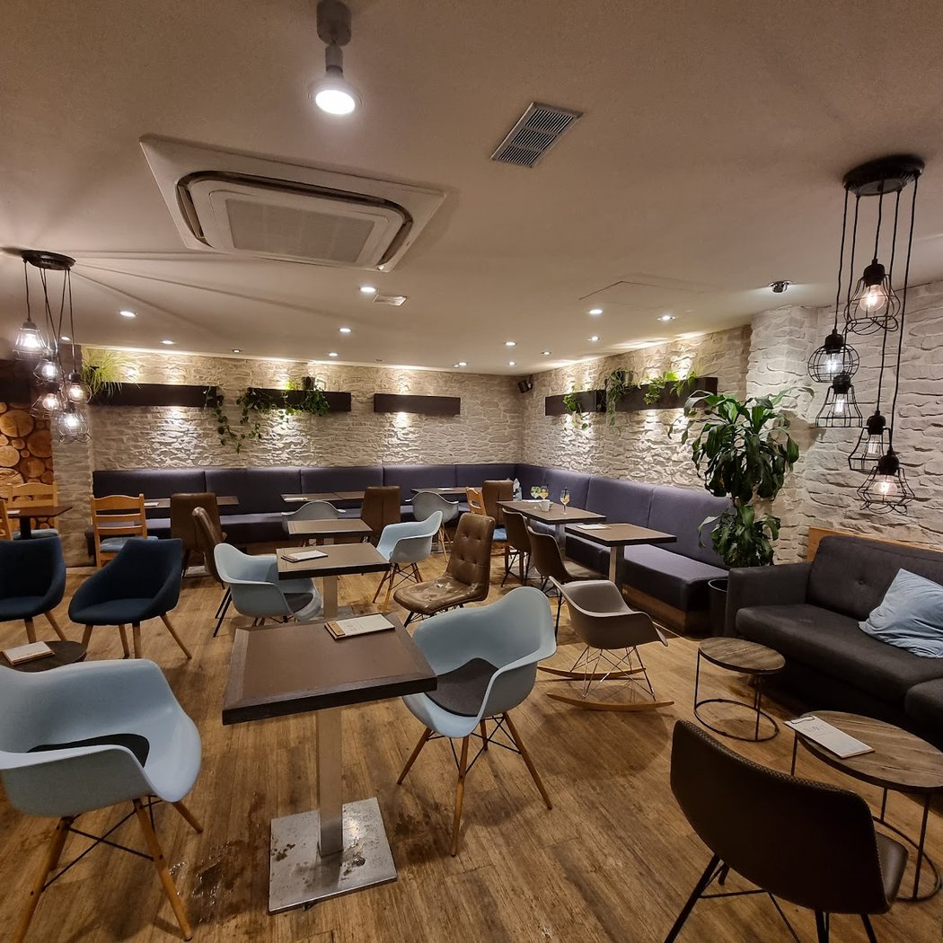 Summit Coffee & Lounge 2