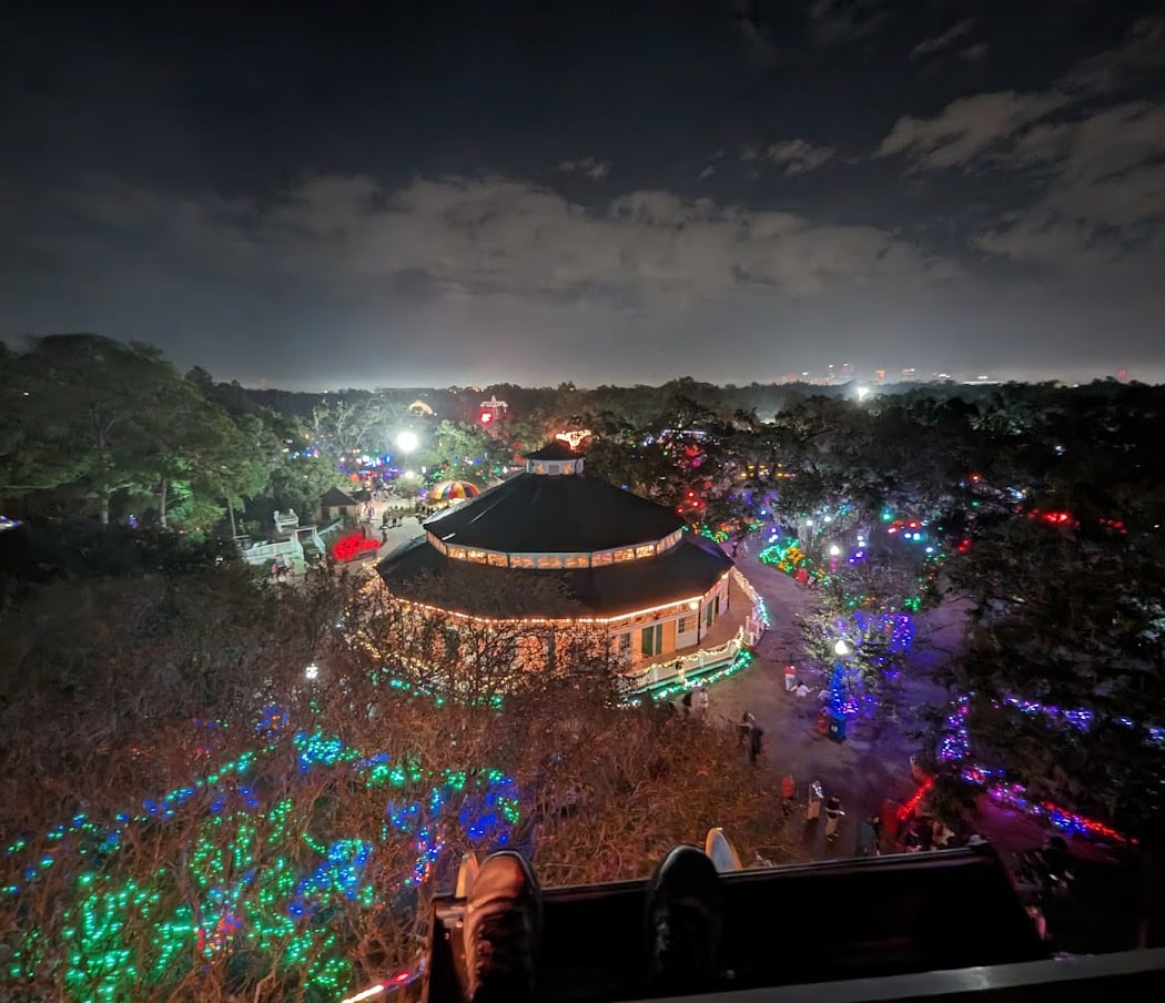 Glow in the Oaks 1