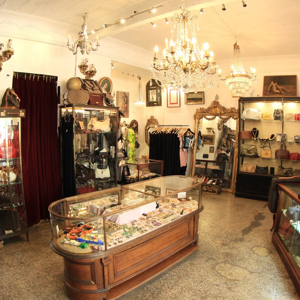 Second Hand Shop MADEMOISELLE Nice Luxe Vintage et Antiquités. Antiquaire à Nice. Dépôt vente Luxe. 3
