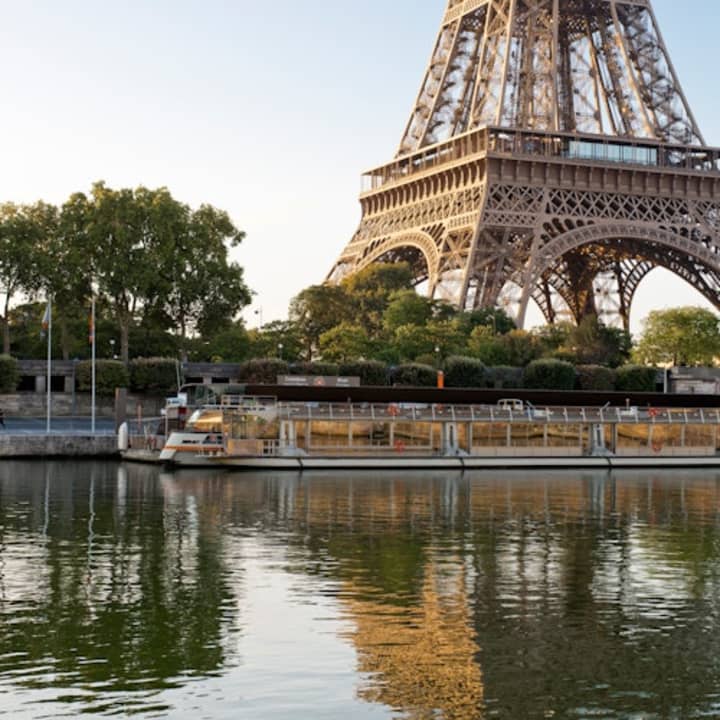 La Seine : Croisière touristique depuis la Tour Eiffel 2