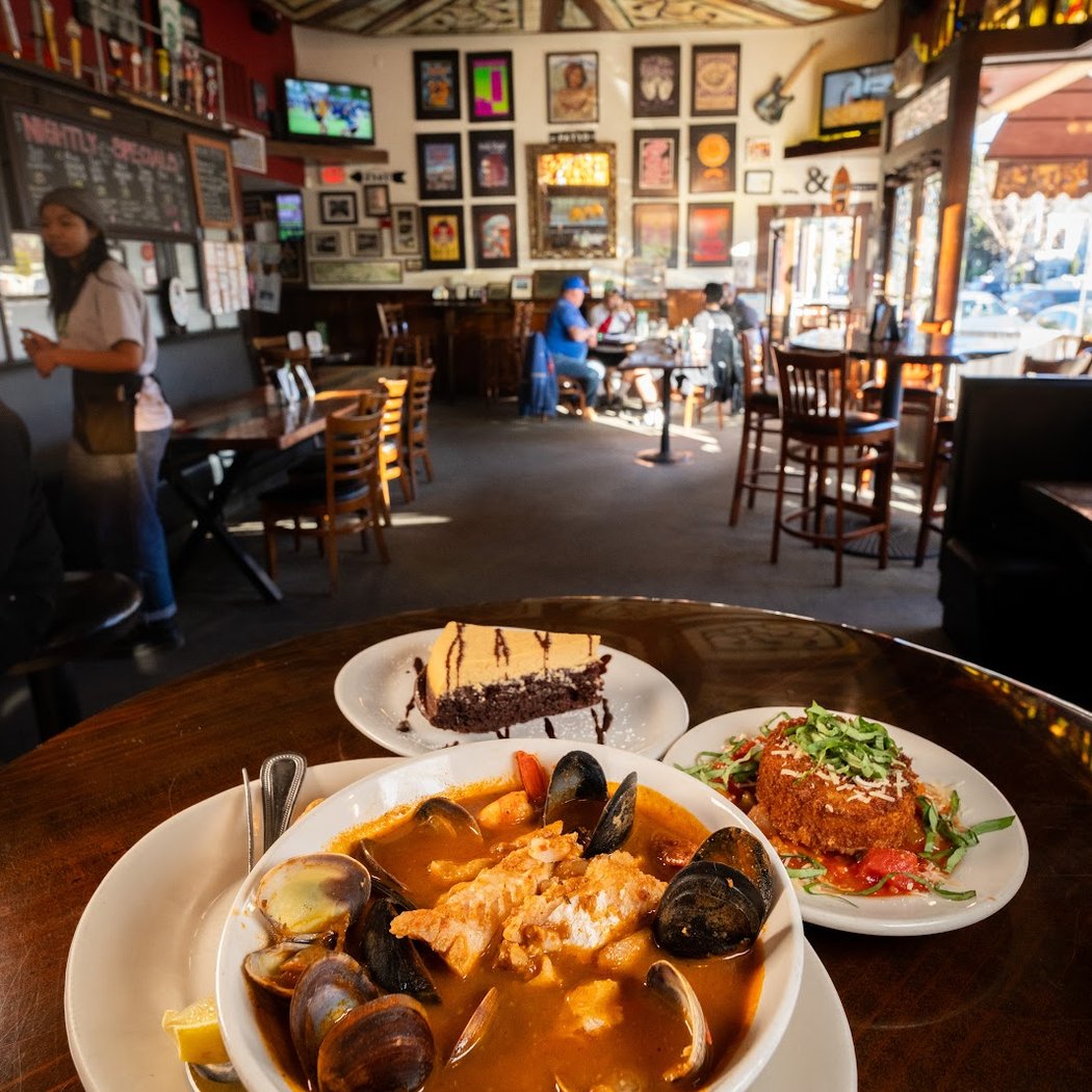 1400 Bar & Grill 5