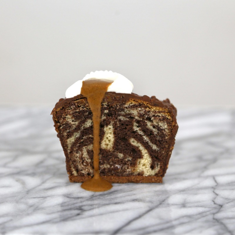 Cake marbré avec enrobage chocolat et croustillant praliné 1