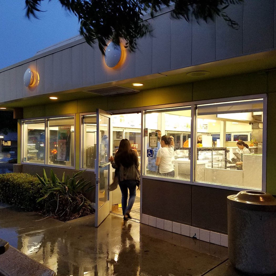 Nation's Giant Hamburgers & Great Pies 2