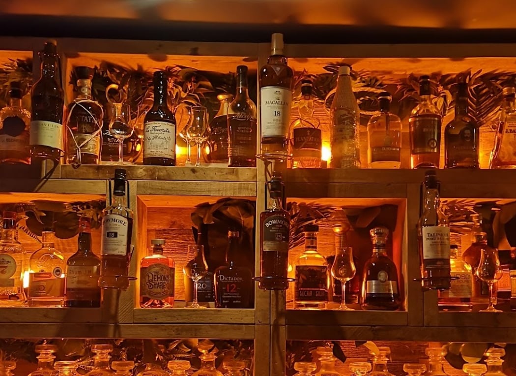 L'Intervalle bar 2
