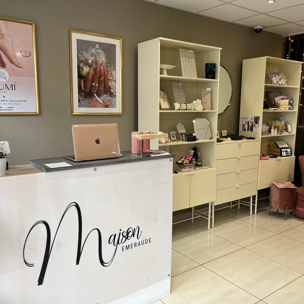 Institute Maison Emeraude Training | Makeup Semi Permanent | Extensions De Cils 2