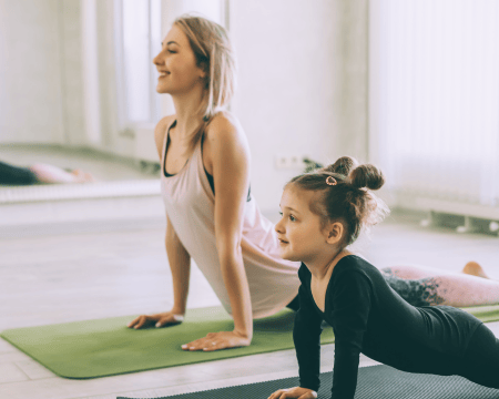Cours de yoga parents-enfants avec Clotilde