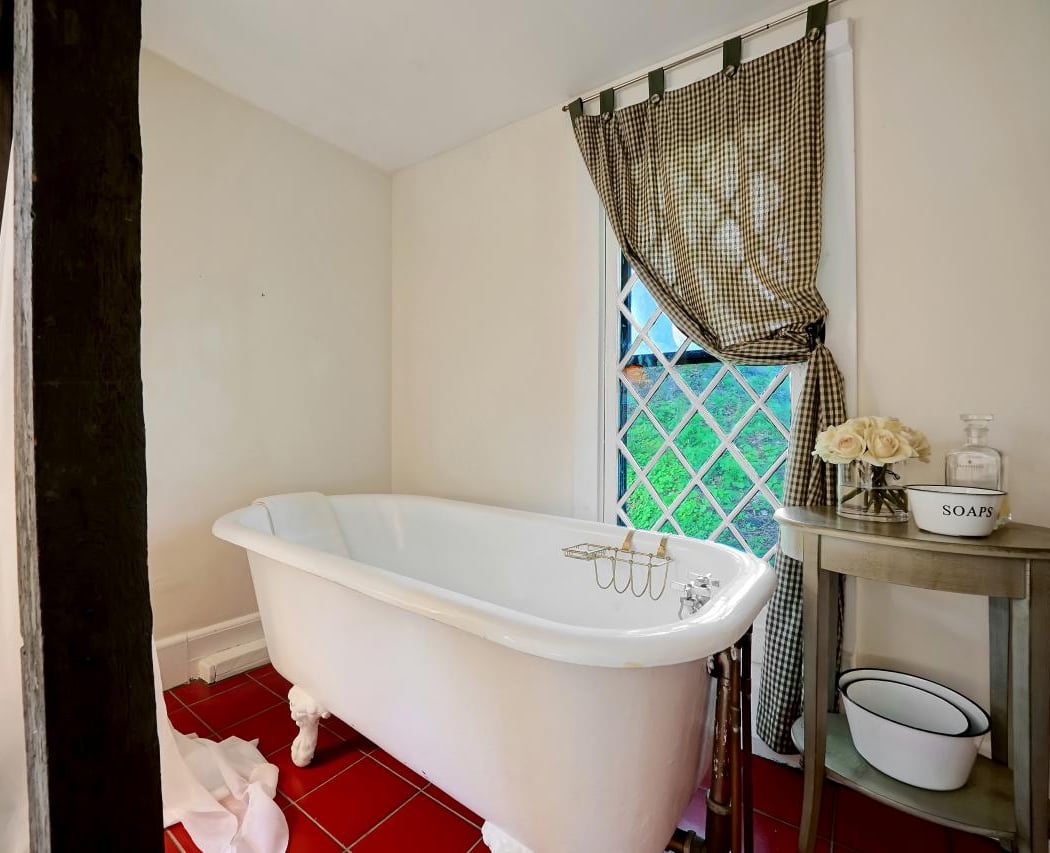 Cromwell Manor Inn 3