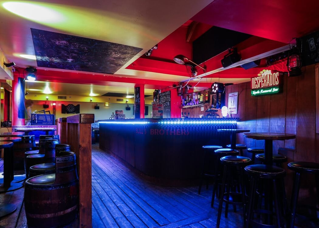 Bull's Brothers Pub 4