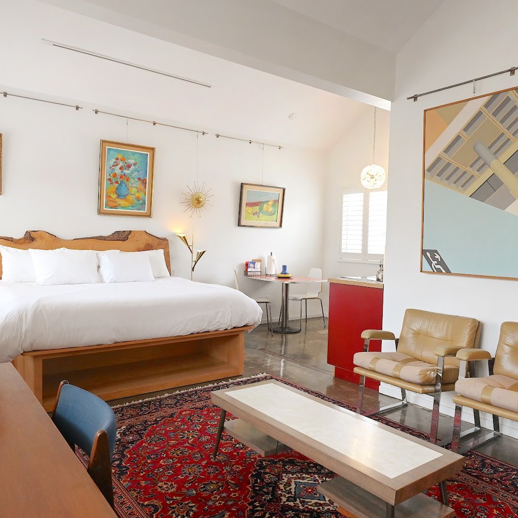 Astro Motel 2