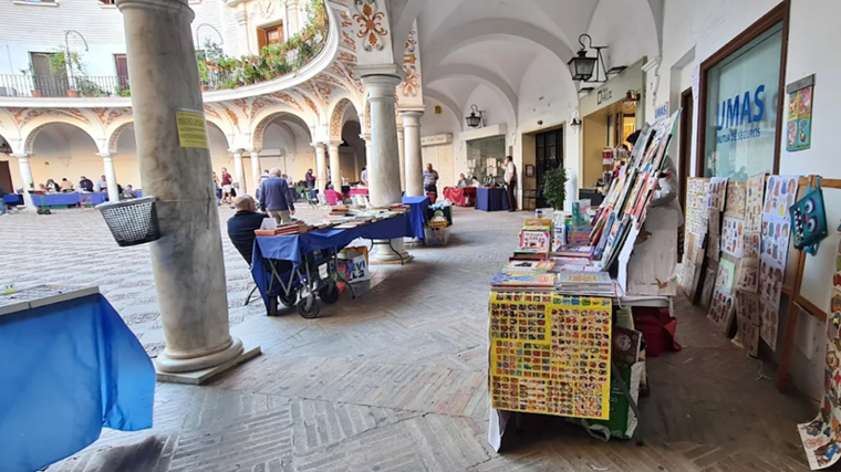 Puesto coleccionista vintage del mercadillo Plaza del Cabildo: cromos, recortables, maquetas, didácticos 3