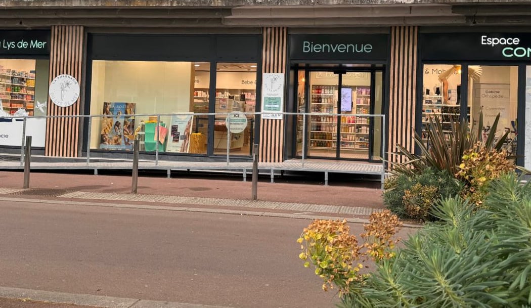 Pharmacy Post // Pharmacy in Saint Nazaire 1