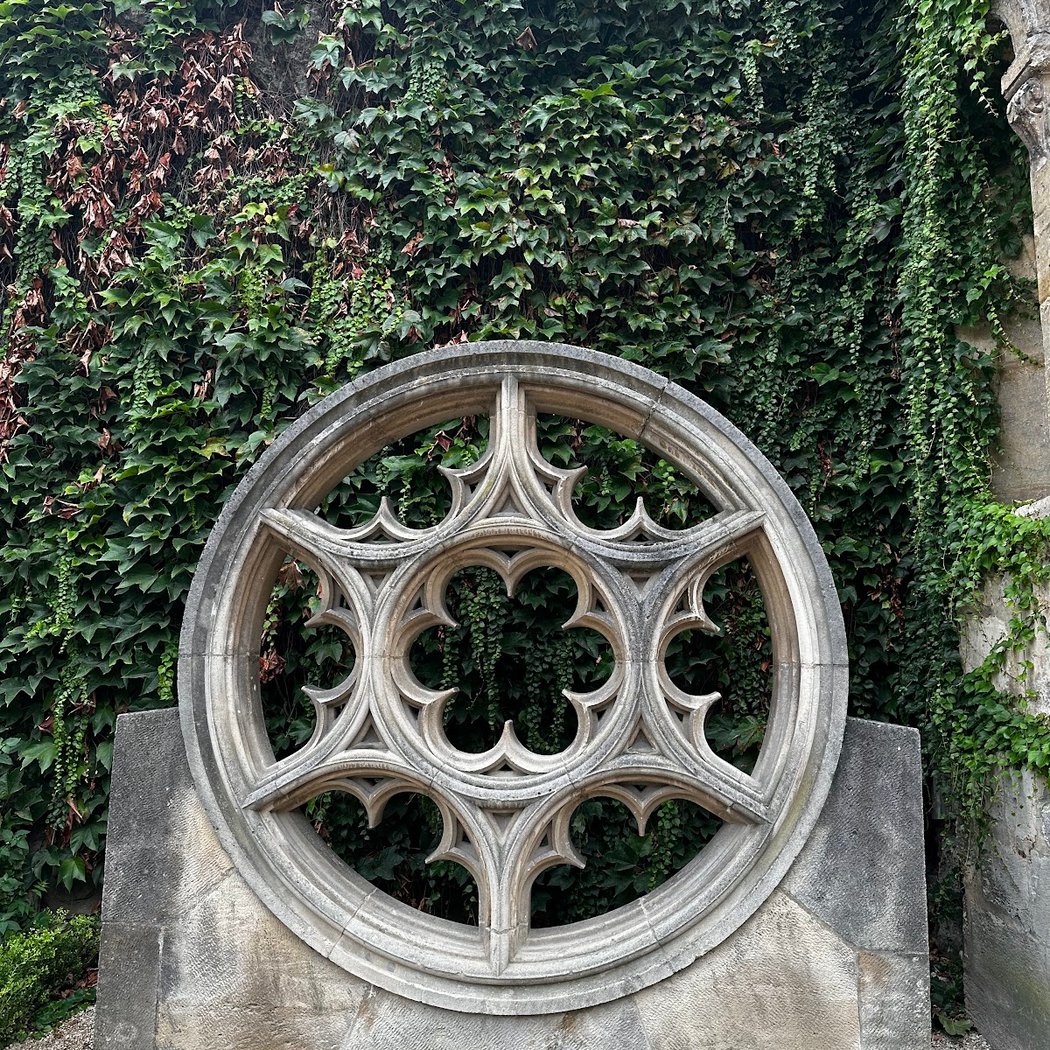 Cour et Jardin de l'Hôtel de Sully 5