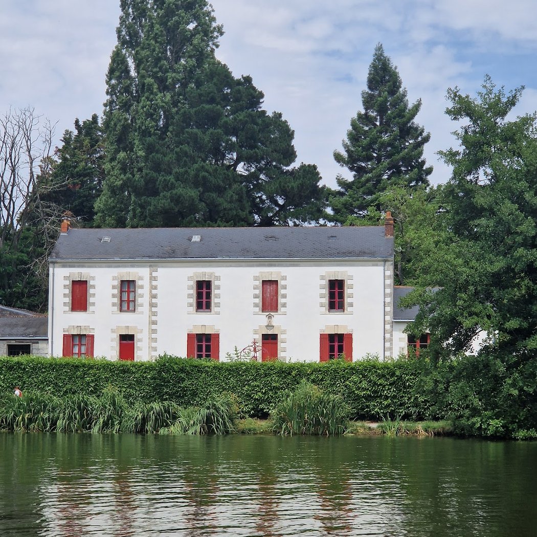 Ruban Vert : location de bateaux électriques et canoës 1