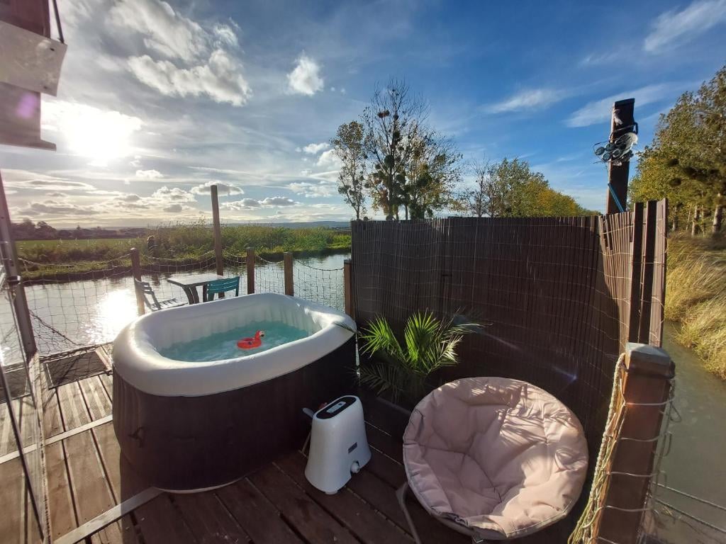 Cottage flottant insolite spa jacuzzi privatif près Dijon 2