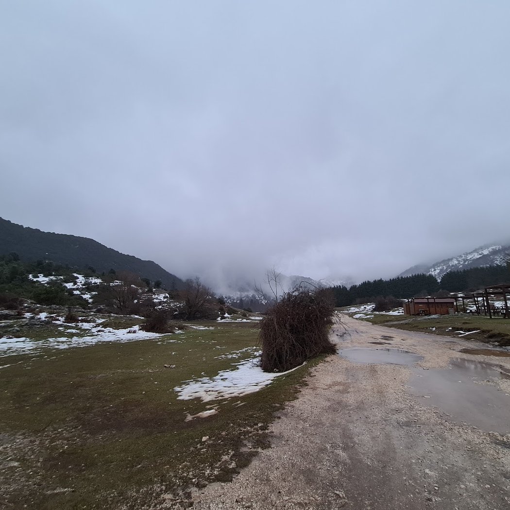 Parcheggio di Pian della Faggeta, 865m.s.l.m., Base Escursioni 3