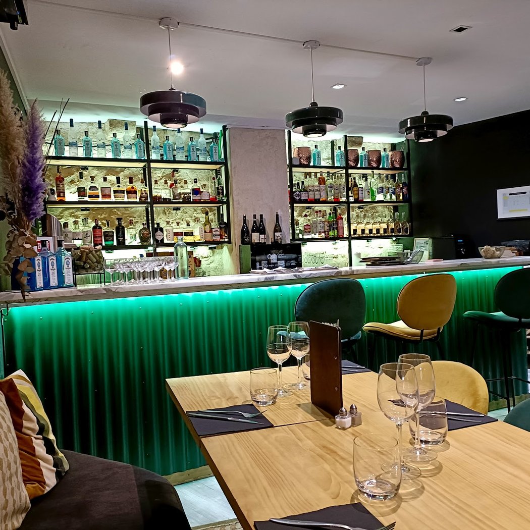 Les Mauvais Garçons: Bar / Restaurant Speakeasy 4