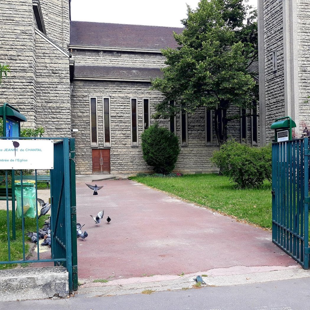 Église-Sainte-Jeanne-de-Chantal Garden 3