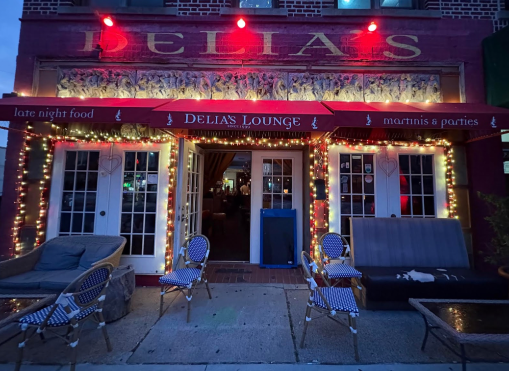 Delia's Lounge & Restaurant 2