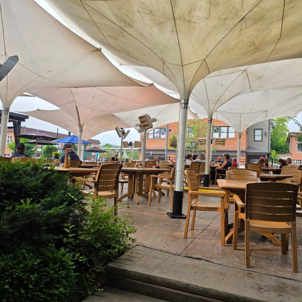 Liquor Store Resto Club Magog 3
