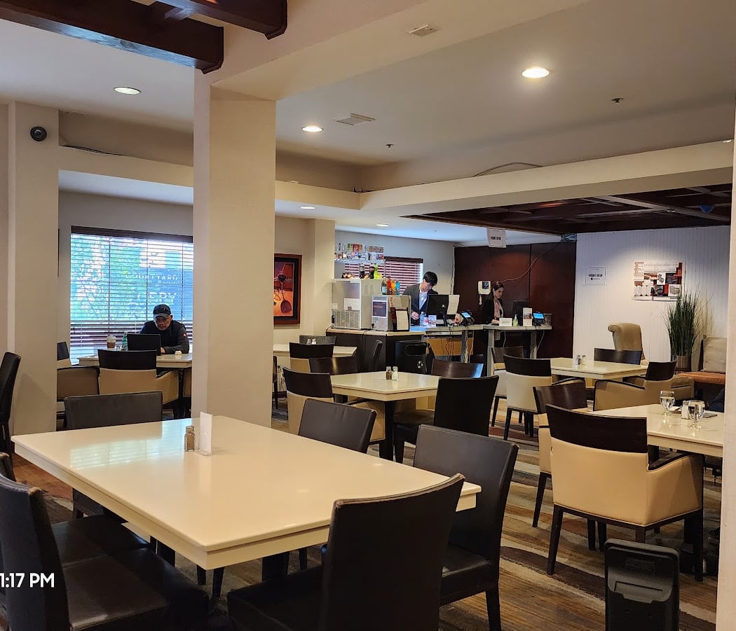 The Courtyard Long Bar & Bistro 3