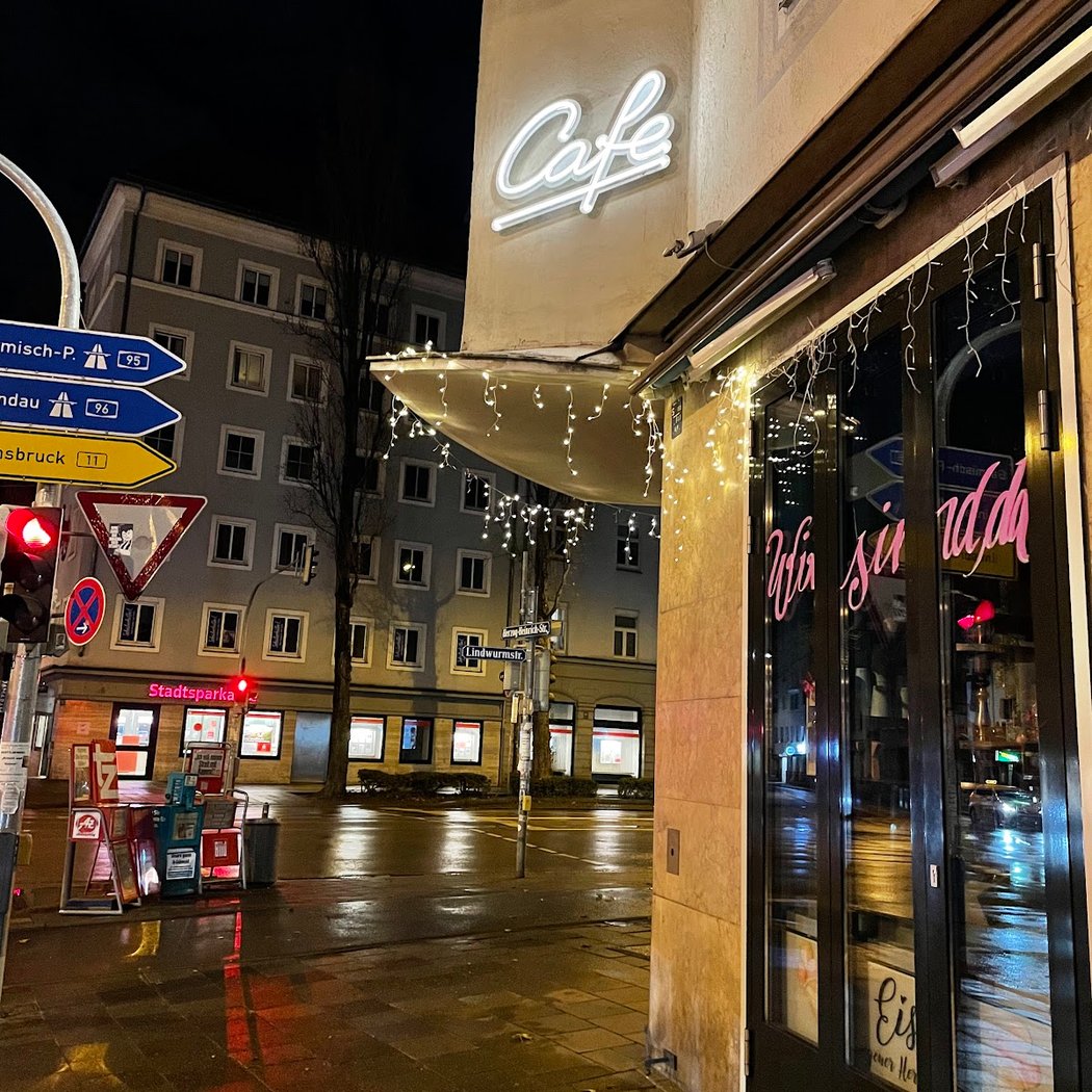 Cake, Drinks & Improv Comedy at Café Kustermann 2