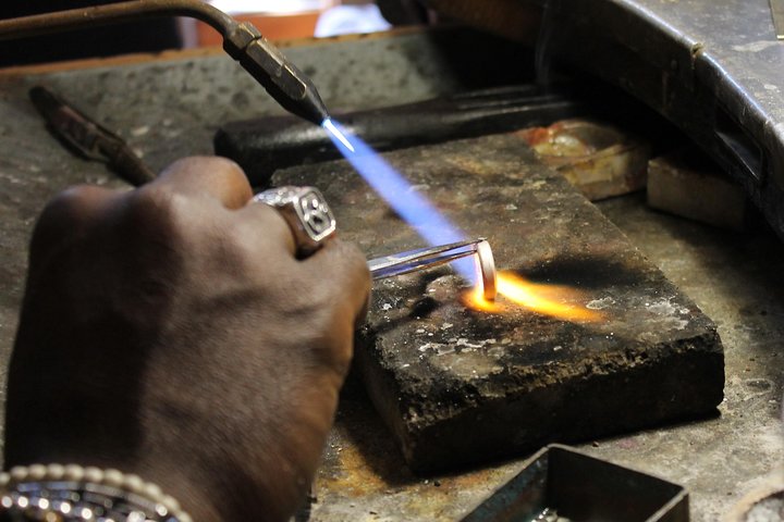 The fascinating birth of a jewel in a historic laboratory in Milan