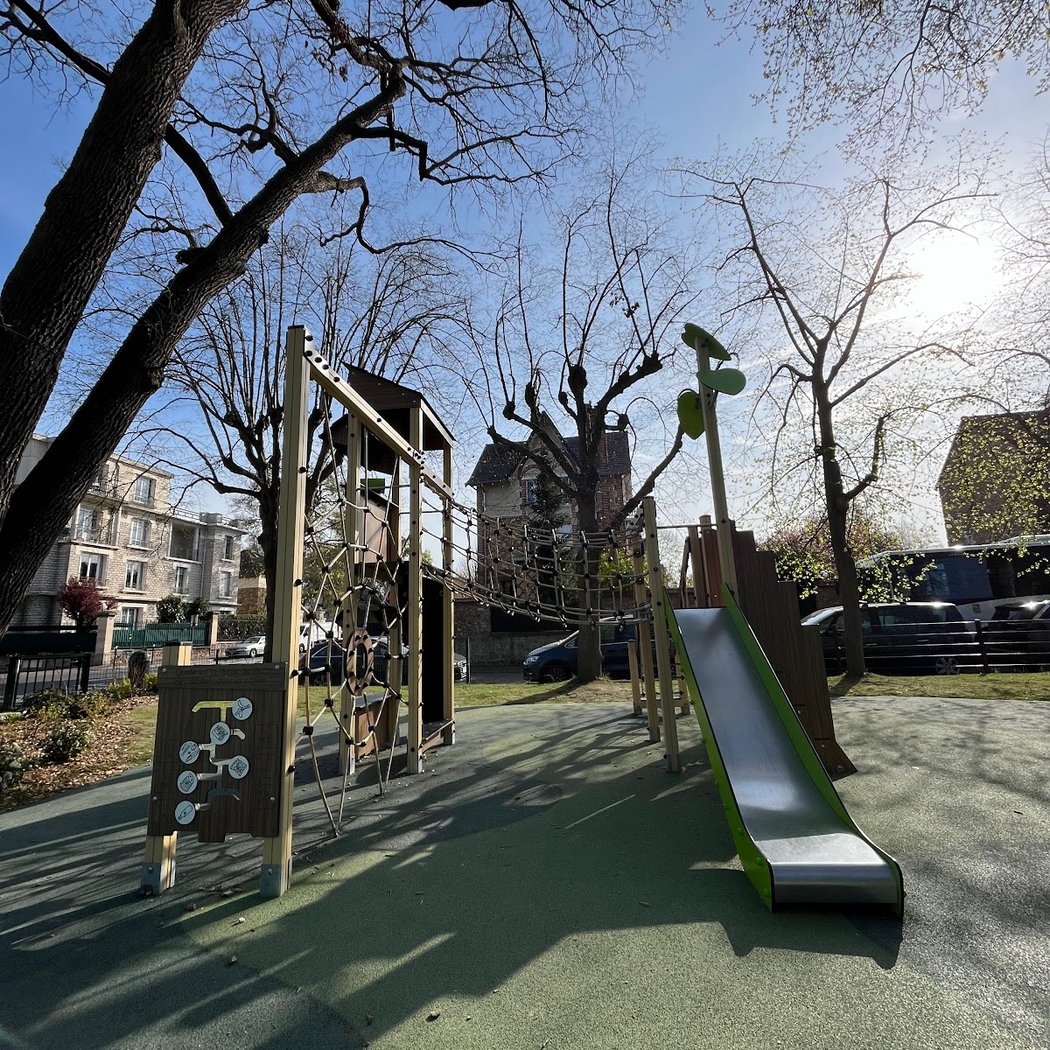 Square Louis Forest 2