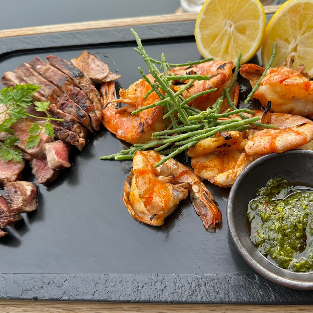 am kai | restaurant. seafood. drinks. elbblick