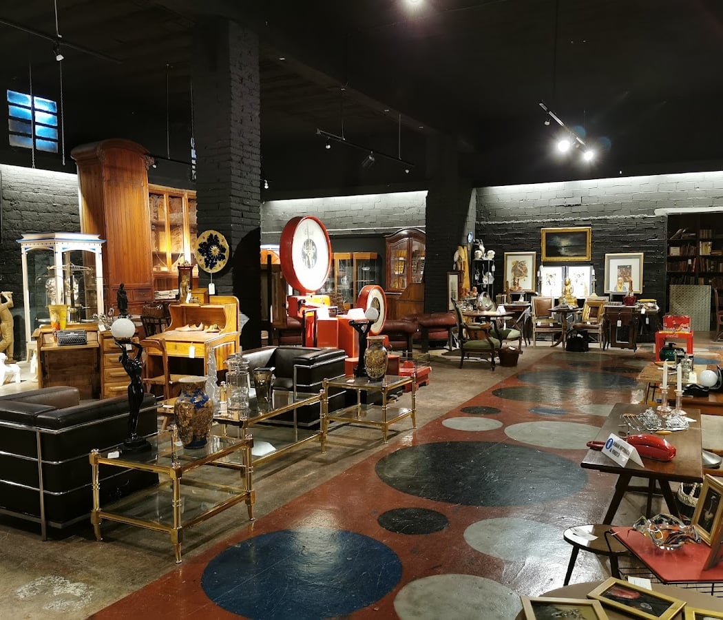Mercantic de Nit vintage market open-air event with food & music