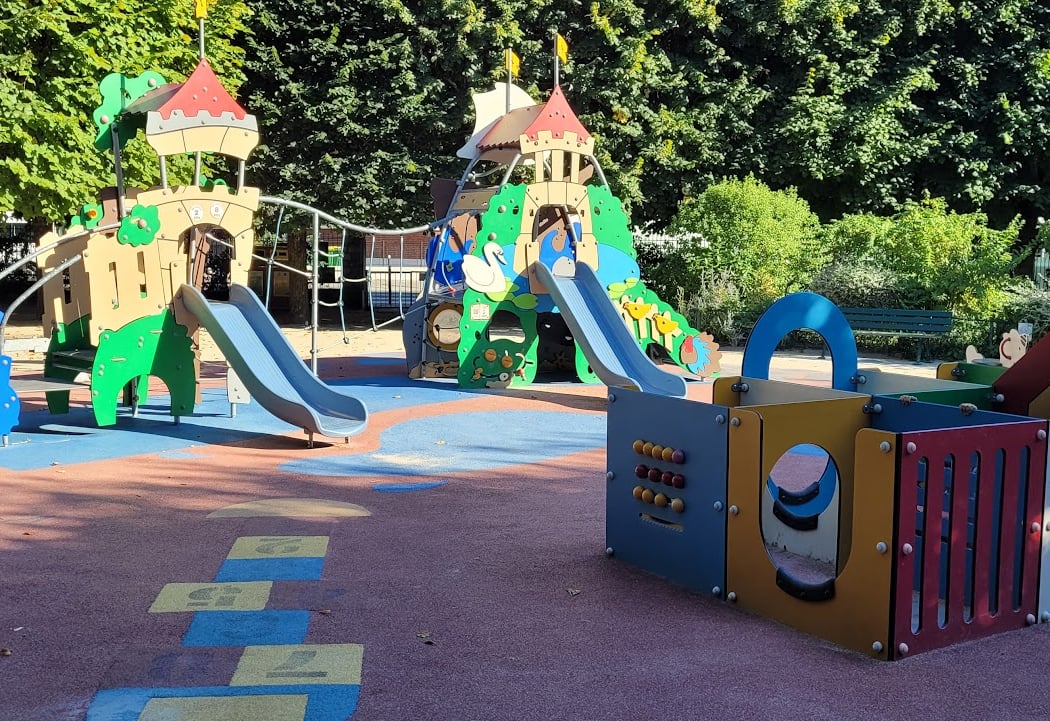 Aire de jeux pour enfants (de 1 à 8 ans) 1