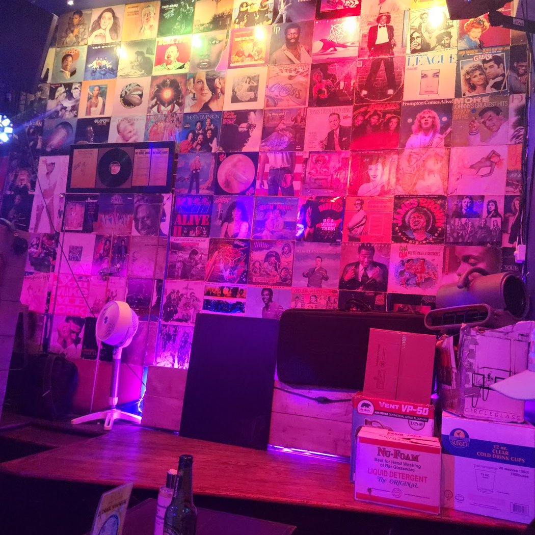 Mo's Bar & Lounge 1