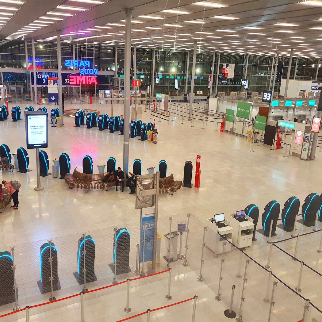 Vertigo by Arnaud Lapierre — Mirror Installation, Orly Terminal 3 4