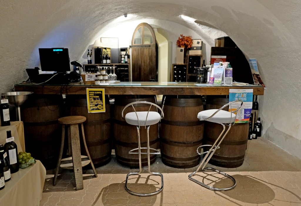 CAVE VINS SUR VINS - LA CAVE DE SAINT JO 1