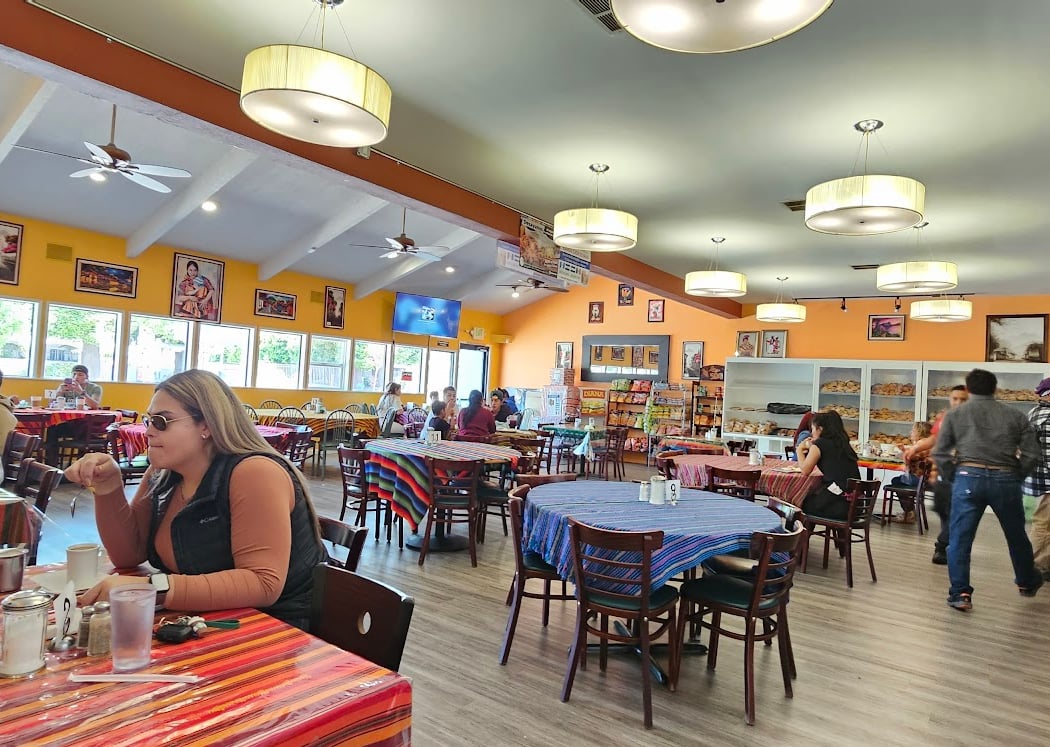 Palacio Latino Restaurant & Bakery 2