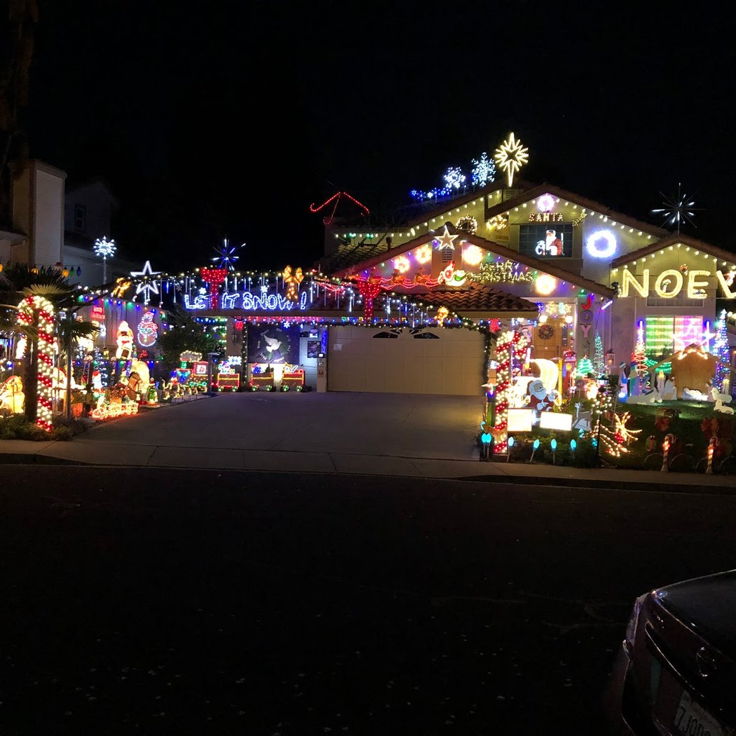 Dourov Livermore Christmas Light Display and Snow Machine 3