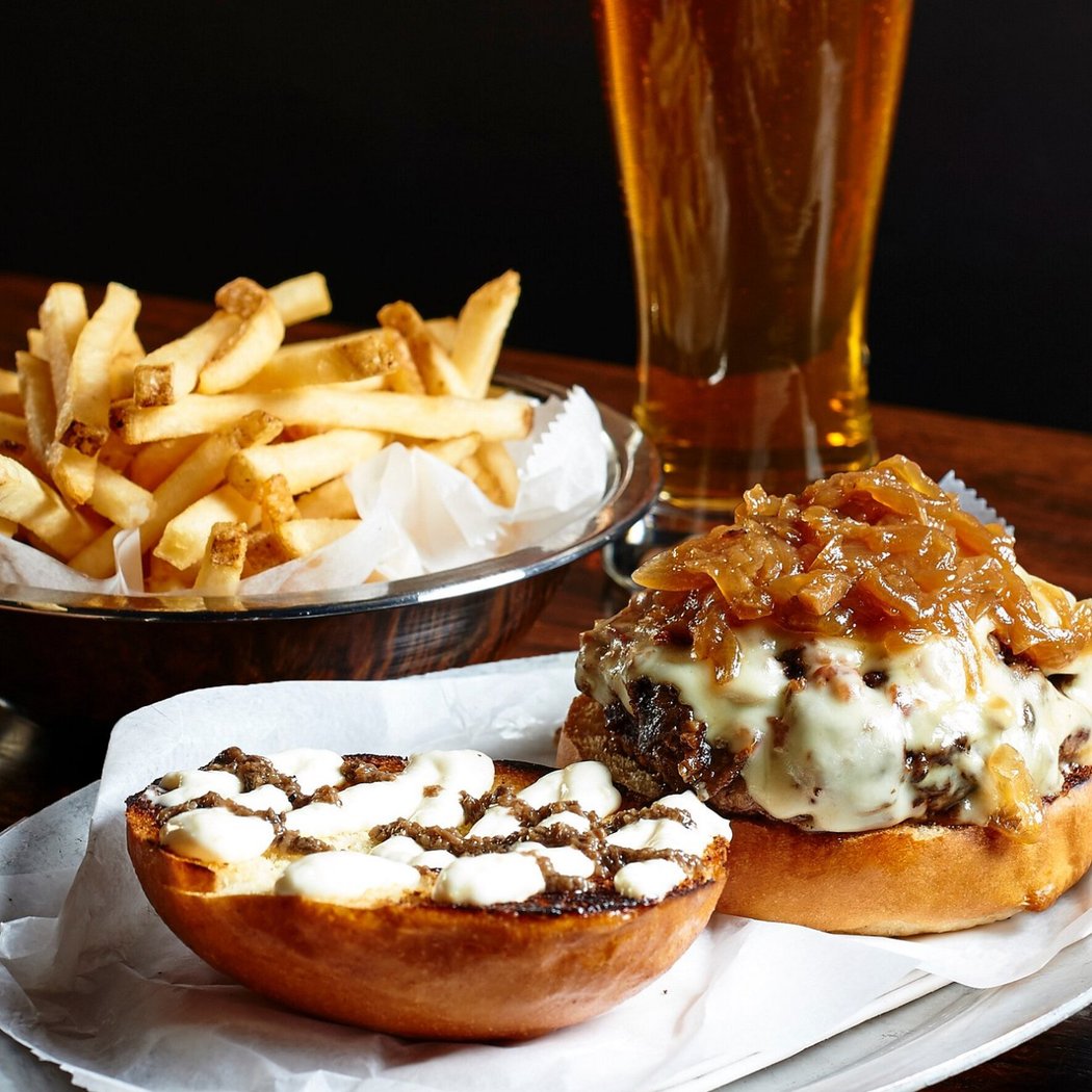 Black Iron Burger Theater District | Hamburger restaurant Bar 1