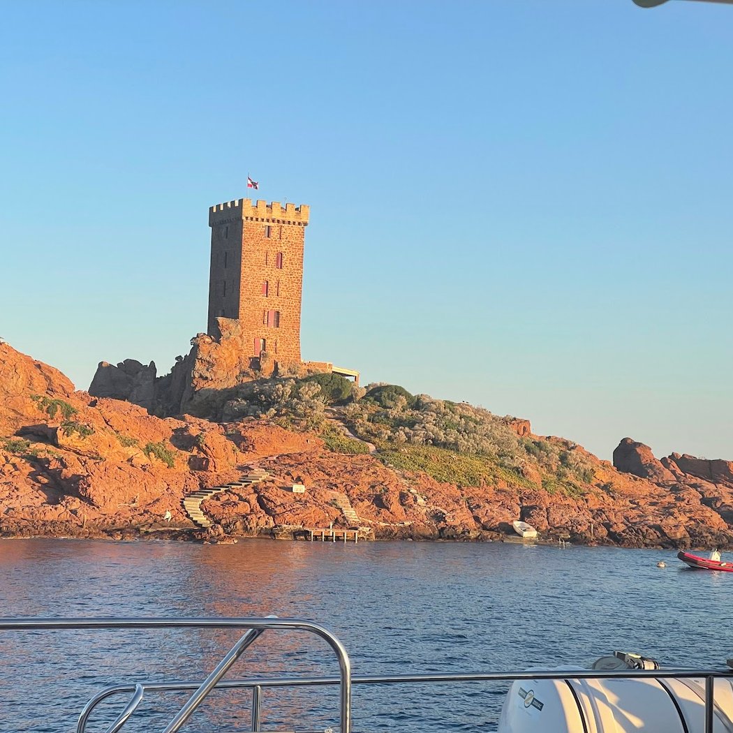 AMC Cape Grace Saint-Raphaël - Sorties en mer en catamarans et privatisation dans le Var 3
