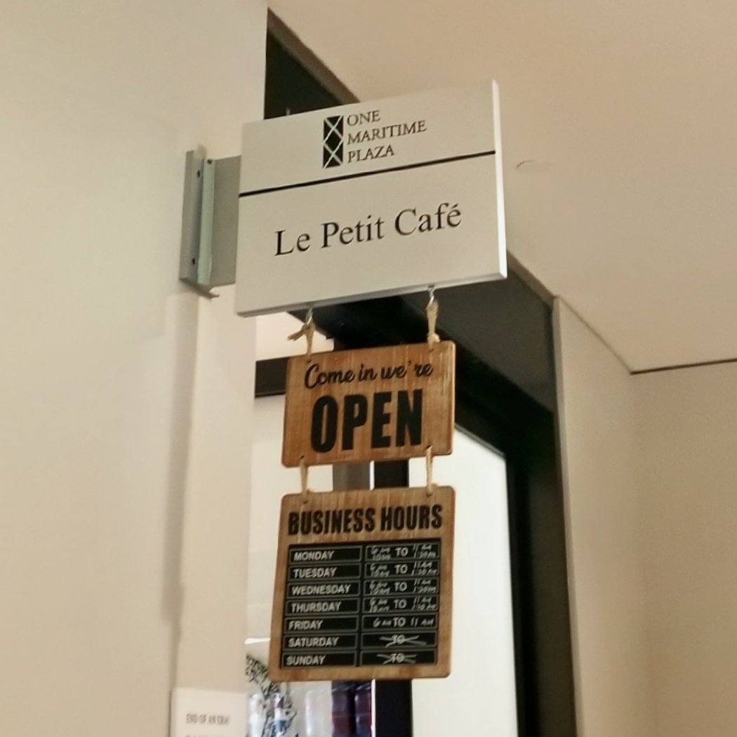 Le Petit Cafe 3